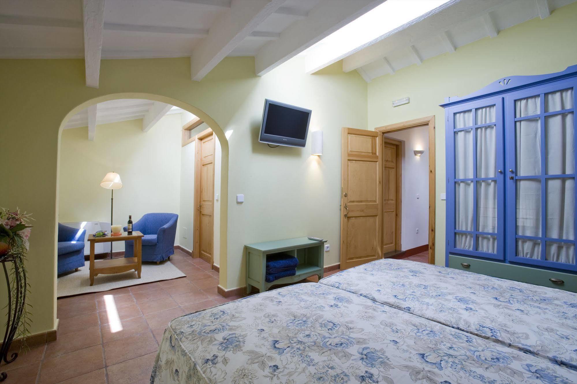 Hotel Es Mercadal Exterior photo